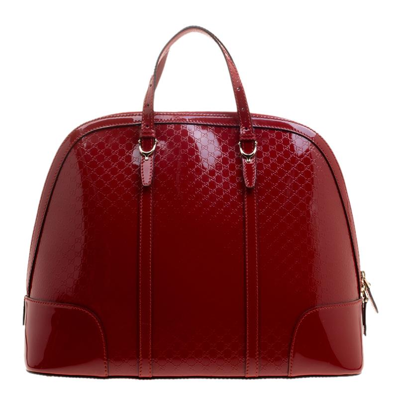 This Gucci handbag is simply breathtaking. Meticulously crafted from Microguccissima patent leather, the bag delights not only with its appeal but structure as well. It is held by two top handles, detailed with gold-tone hardware and equipped with a