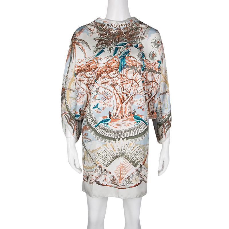 Hermes' tunic dress gives you an effortless style. Elegant and stylish, the outfit is cut from silk and features aloha print overall. It has a refreshing colorblock pattern at the rear. Completed with raglan sleeves, team it up with mules to
