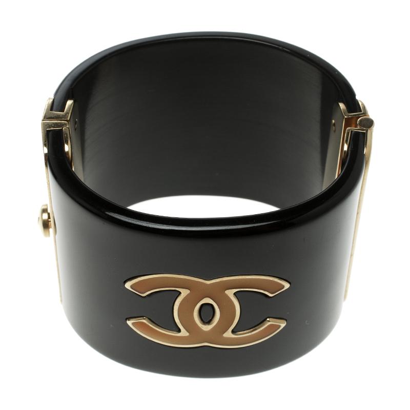 Chanel CC Black Resin Yellow Enamel Gold Tone Wide Cuff Bracelet 17cm In Good Condition In Dubai, Al Qouz 2