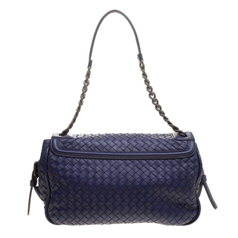 Crafted from leather in Italy, this bag from Bottega Veneta in purple hue features a single shoulder strap and a suede compartment perfectly sized to carry your essentials. The leather exterior of the bag gloriously flaunts the Intrecciato pattern