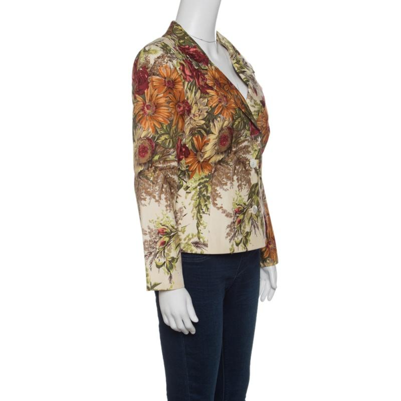 Cast your impeccable style in this fabulously knitted blazer from Dolce and Gabbana. Tailored in 100% silk, this elegant creation flaunts a beautiful floral print all over with notched lapels and a buttoned closure. The long sleeves and perfect