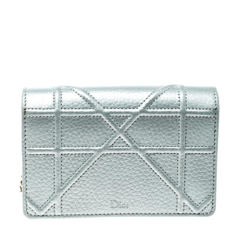 This Diorama bag is simply breathtaking! From its structured shape to its artistic craftsmanship, the bag simply sweeps us off our feet. It has been crafted from silver leather and covered in the brand's signature Cannage pattern. A magnetic closure