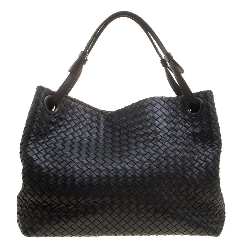 This black tote from Bottega Veneta is spacious. Crafted from leather, it features double top handles and an interior lined with suede. The exterior of the bag carries the famous Intrecciato pattern that is unique to the fashion house. Versatile in