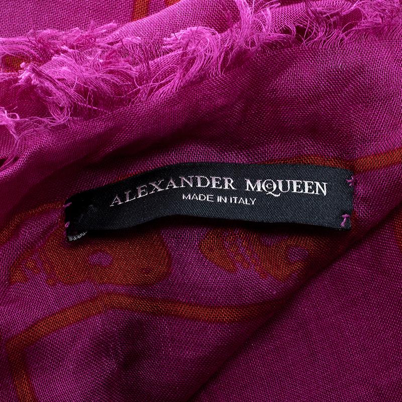 Alexander McQueen Pink Skull Print Fringed Edge Scarf In New Condition In Dubai, Al Qouz 2