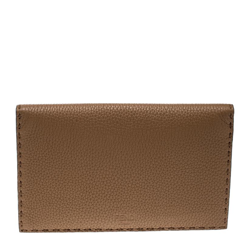 Fendi presents this Brown Peekaboo mini clutch with a smooth edge. This hand stitched patent leather wallet has a twist lock closure and silver tone hardware. It comes with large inner compartments, a flat pocket and a small removable coin purse
