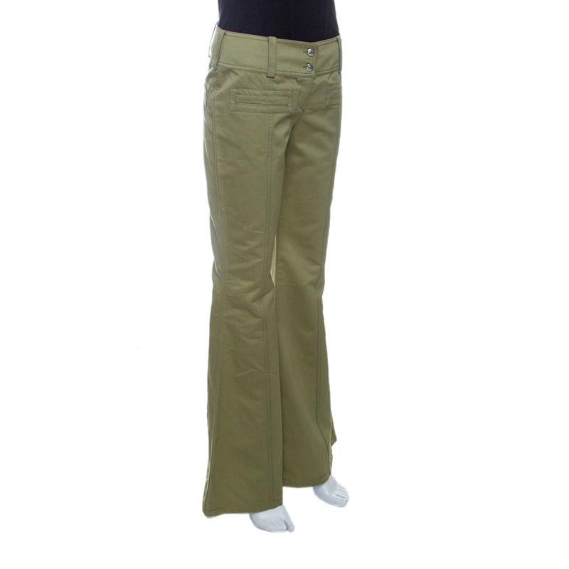 Dior Boutique Vintage brings you these pants that are well-tailored and high on style. It carries a khaki green hue, a flared bottom, and a thick waistline. The pants, crafted with a blend of cotton and linen, will look great with a simple blouse