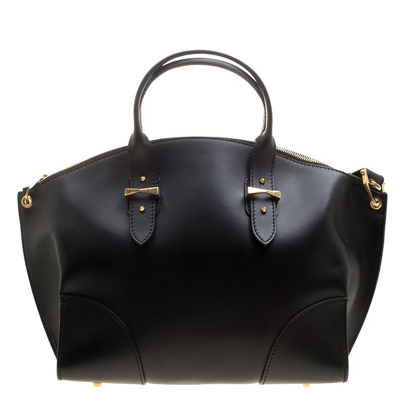 Handbags are so crucial in completing any outfit. That's the very reason why one must choose the best, just like this one from the house of Alexander McQueen. Crafted from leather in a sleek black, it has been lined with canvas on the insides. The