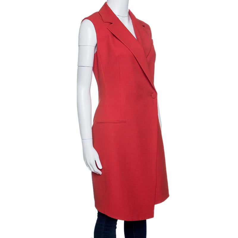 A refreshing take on classic blazers, this creation from Dior features a sleeves design with a long silhouette. It cut from a blend of wool and silk in red hue and is accented with single buttoned closure, notched lapels and three pockets on the