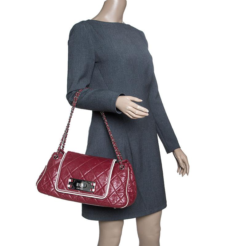 Charm your way through every gathering by swinging this Reissue Accordion shoulder bag from Chanel. The bag has the same elegance and beauty as the label's other iconic flap bags; its eccentricity lies in its unique design. Crafted from red leather