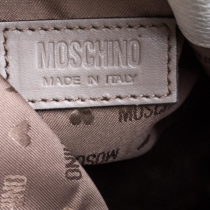 Moschino White Leather Drawstring Bucket Bag In Good Condition In Dubai, Al Qouz 2
