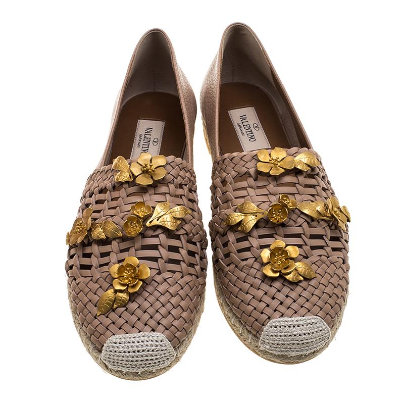 Valentino Beige Woven Leather Floral Embellished Espadrilles Size 37 In New Condition In Dubai, Al Qouz 2