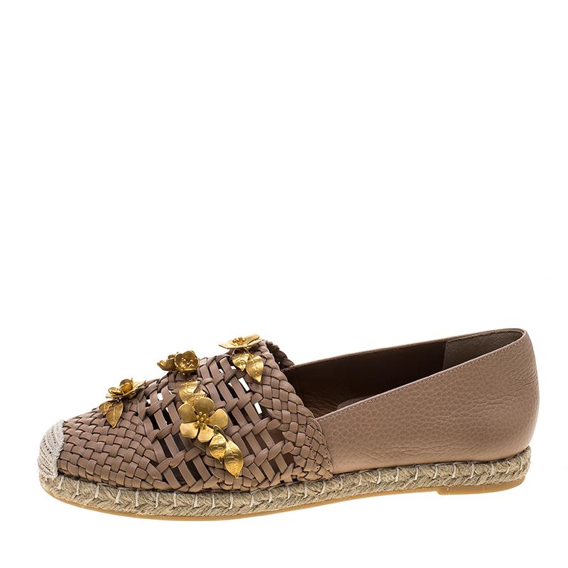 To perfectly complement your attires, Valentino brings you this pair of espadrilles that speak nothing but beauty. They've been crafted from leather and decorated with flowers on the woven uppers. The comfy flats are easy to slip on and they are