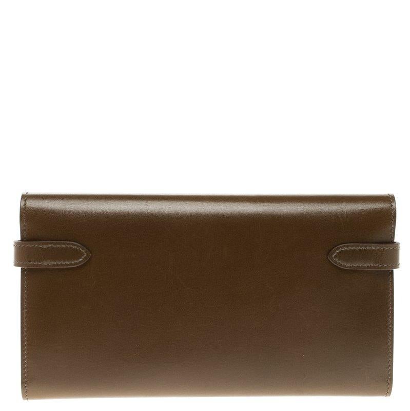 The Kelly is a name synonymous with Hermes. It is a symbol of their wondrous dedication to craftsmanship and classic style. The lock of the bag, which is a turn lock, now appears in jewellery and wallets. This long wallet also carries the iconic