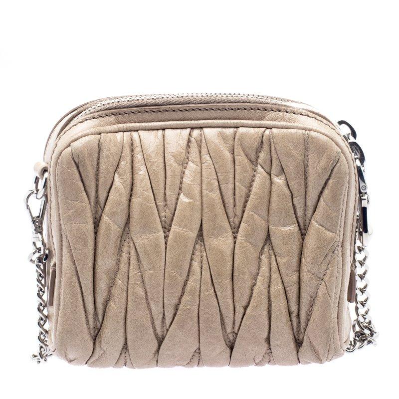 Stunning in appeal and high on style, this chain bag by Miu Miu will be a valuable addition to your closet. It has been crafted from beige matelasse leather and features a chain link strap in silver tone. The double zip closure opens to a well sized