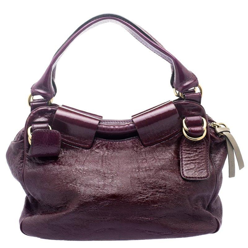 This Chloe hobo might just be your next favourite handbag. It is high in style and is functional enough to accompany you on all your busy days. The bag comes crafted with patent leather, with a front zip pocket and a spacious fabric interior. The
