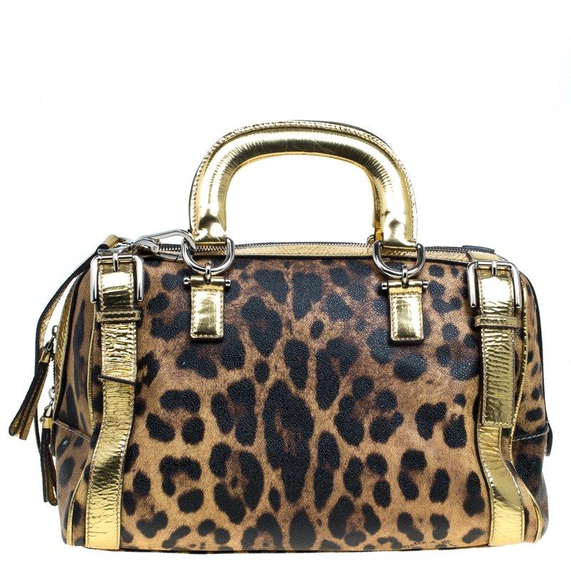 This Miss Easy Way Boston bag from Dolce and Gabbana is stylish and classy. Made from leopard print leather it features golden leather trims, dual flat leather handles, a front zip pokcet and a detachable shoulder strap. The zip closure opens to a