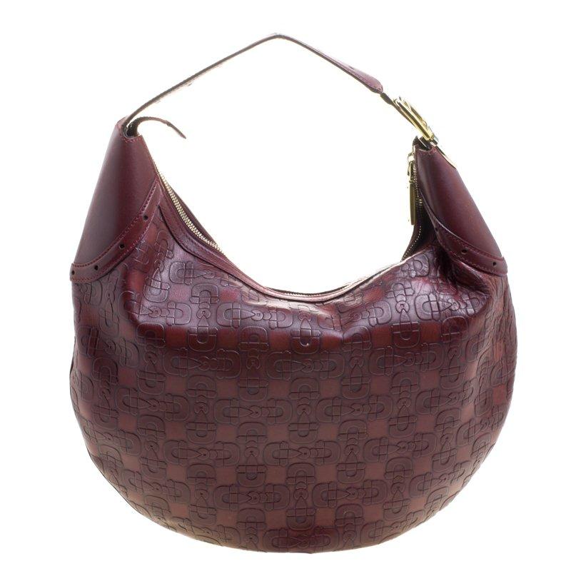 An instantly recognisable piece, Gucci brings to you this amazing buckle hobo. Made in Italy, this burgundy hobo is crafted from leather and features a horsebit embossed pattern all over. The zip closure opens to a fabric lined interior that has