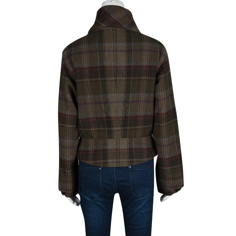 Crafted from a luxe Cashmere, this Ralph Lauren jacket features a multicolour plaid pattern on it. This jacket features a draped silhouette and detailed with buttons and a buttoned patch pocket. Featuring a subtly cropped pattern, this jacket comes