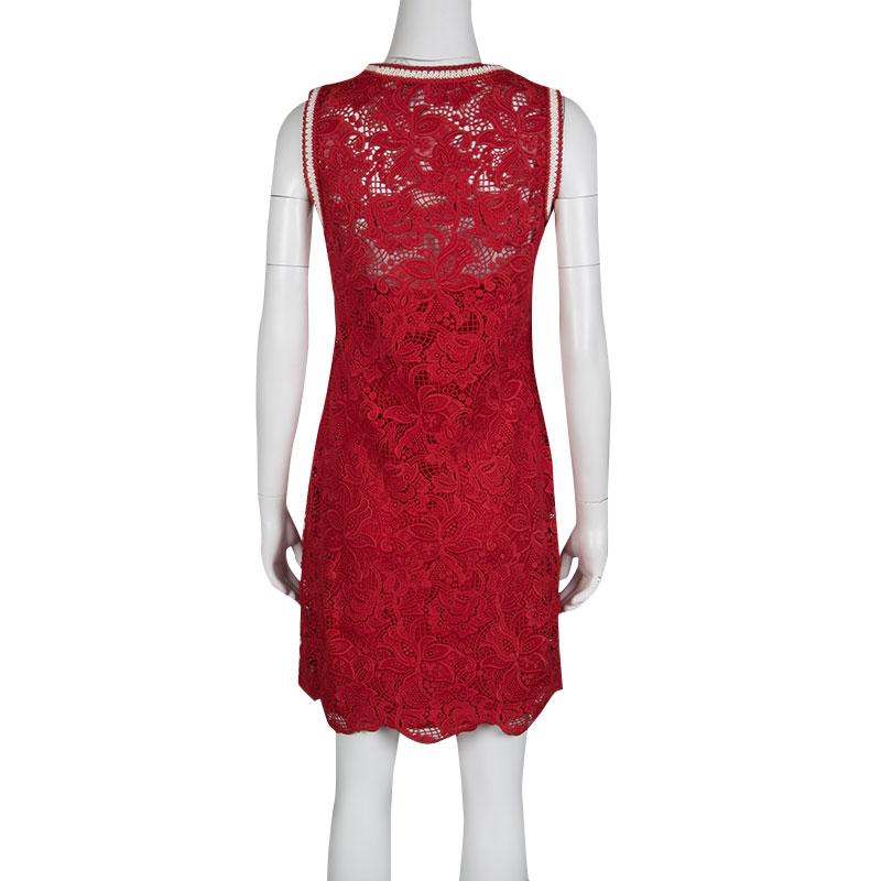 Masterfully crafted in a beautiful silhouette, this dress will make a perfect piece for all your parties and events. This red-colored dress from the house of Ermanno Scervino features a delicate floral lacework. With contrast trims and sleeveless