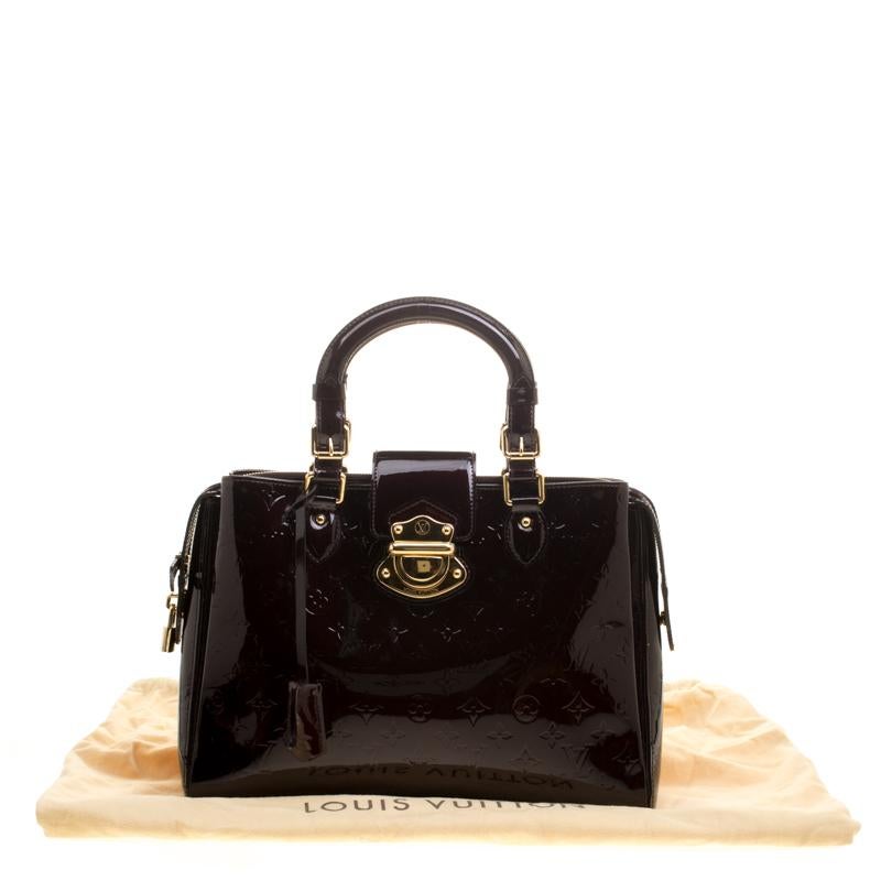 Looking for an every-day bag with just the right coat of luxury? Your quest ends here with this Melrose Avenue from Louis Vuitton. Wonderfully crafted from monogram patent leather, the bag brings a lovely shade, two top handles and a spacious fabric