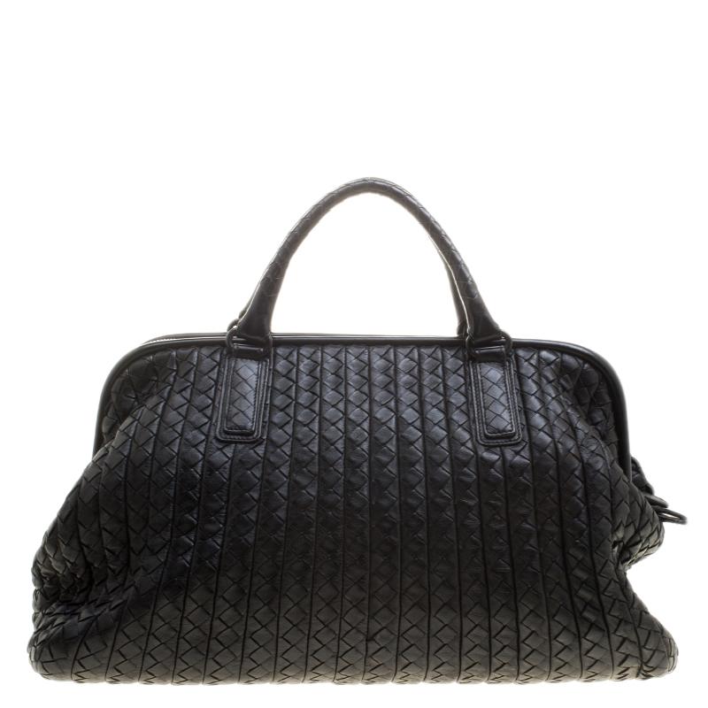 Carry all that you need through the day and look stylish while doing so in this Bottega Veneta New Bond satchel bag. Crafted in the signature intrecciato pattern from black leather, this bag features two rolled top handles with a top zippered