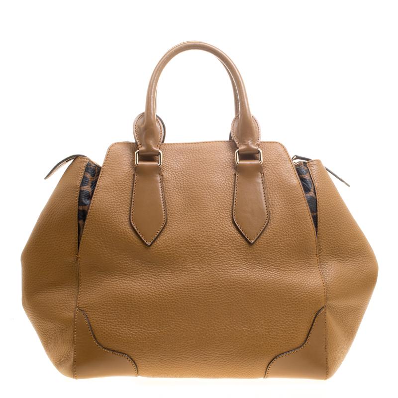 Go for this Burberry bag if you like to keep it simple yet stylish. This chic brown bag is crafted from leather in a luxurious style with subtle inserts of giraffe print and similar tassels on the front. Undisputedly attractive and brilliantly