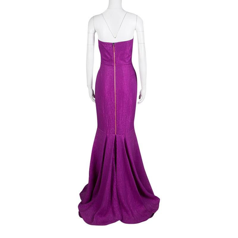 This elegant piece from the house of Roland Mouret features a superb design making it a must-have piece in your closet. Mirror a celebrity style by pairing this purple dress with matching stilettos. Crafted in blended fabric, this lovely gown is