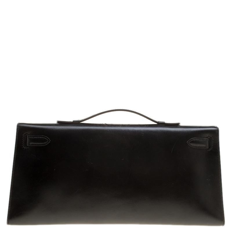 The range of Kelly bags was Inspired by none other than Grace Kelly of Monaco. Kelly clutch is carefully hand stitched to perfection. Crafted from calf leather, it has a slim silhouette that’s easy to carry. The clutch comes with palladium hardware