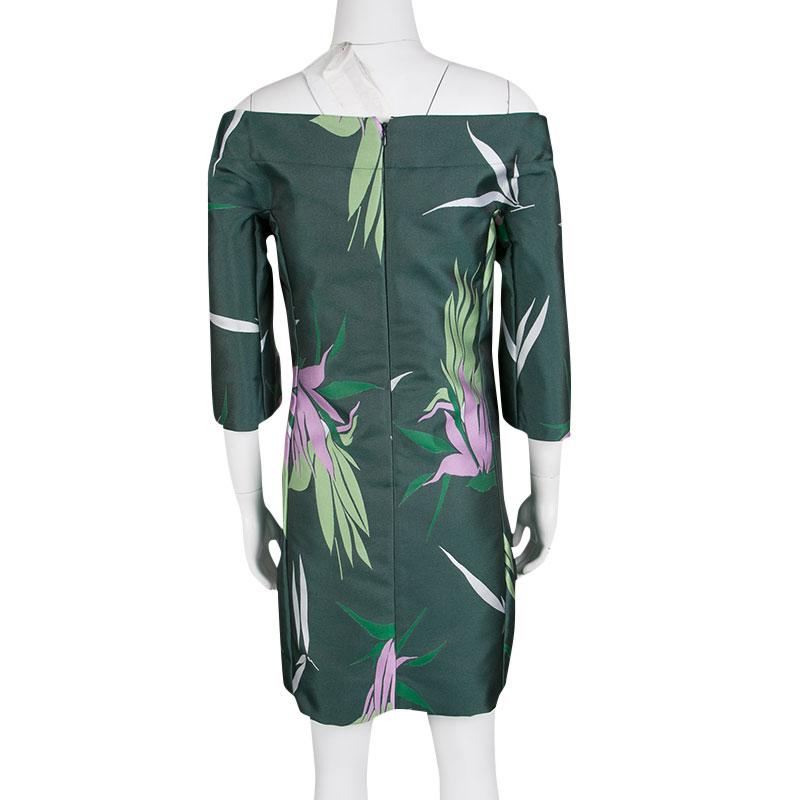 An excellent balance of fashion and style, this silk-blend dress is just the addition your closet needs. Bold and elegant, this green Marni piece has an off-shoulder neckline, mid sleeves, and kapfu motifs all over. Style this one with emerald