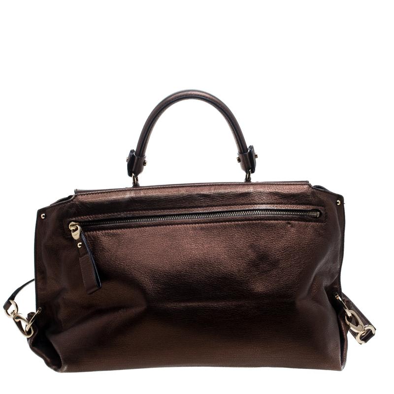 Impeccably prepared in metallic brown leather, this bag is for the contemporary day women. This Salvatore Ferragamo satchel has been meticulously crafted in a fabulous structure with a sturdy top handle and a detachable shoulder strap. It features