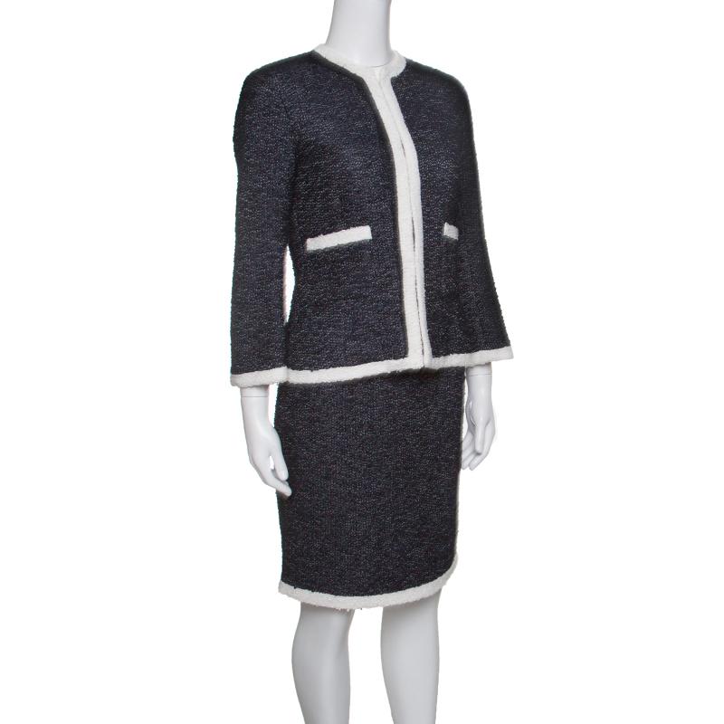 Give your formal look a stunning fashion update with this skirt set from CH Carolina Herrera. Designed flawlessly, the set features a navy blue textured body accented by contrasting trims. Both the skirt and the blazer offer a fabulous fit. The