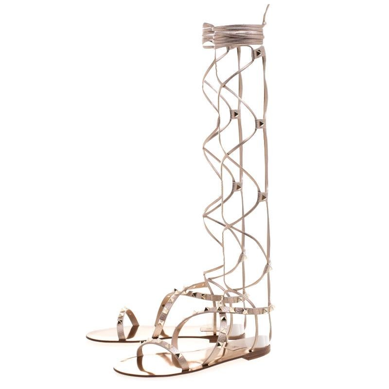 Valentino Metallic Bronze Leather Knee High Rockstud Gladiator Sandals Size 36 In New Condition In Dubai, Al Qouz 2