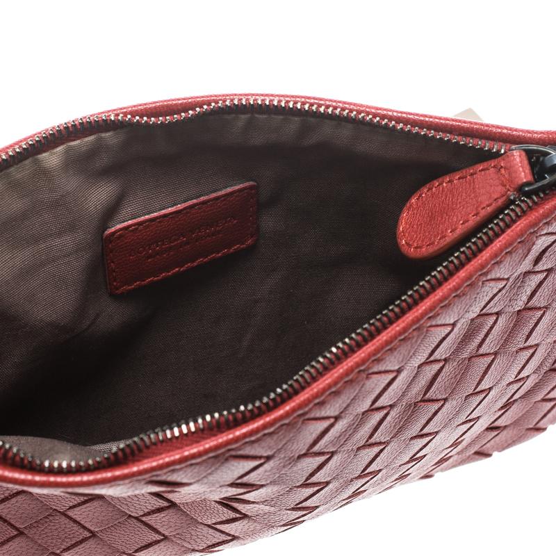 Bottega Veneta Red Intrecciato Leather Pouch In Good Condition In Dubai, Al Qouz 2