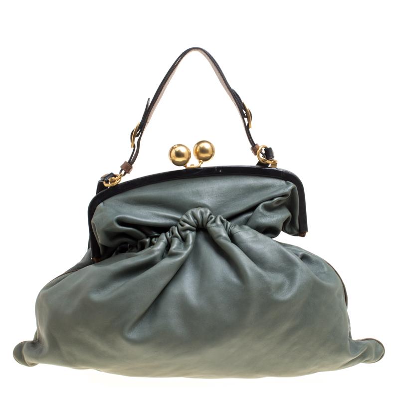 This green Marni bag is simply well-made and filled with beauty. It has been wonderfully crafted from leather and designed with a frame that has a kiss lock. The spacious bag is lined with fabric and held by a top handle and a shoulder