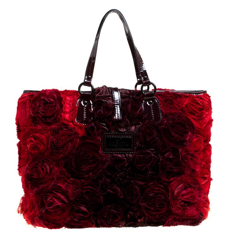 Set in a contemporary design and style, this burgundy and red tote from Valentino is absolutely mesmerizing. The lovely Petale Rose tote is crafted from nylon and patent leather and features beautiful roses all over it. It comes with dual top