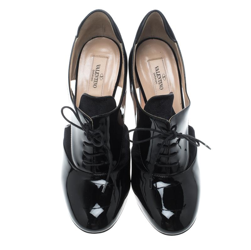 It's time to glam up your style quotient with these ravishing oxford pumps from Valentino. The black Spectator pumps are crafted from patent leather and feature a velvet trim detailing on the vamps and the collars. They flaunt pointed toes, lace