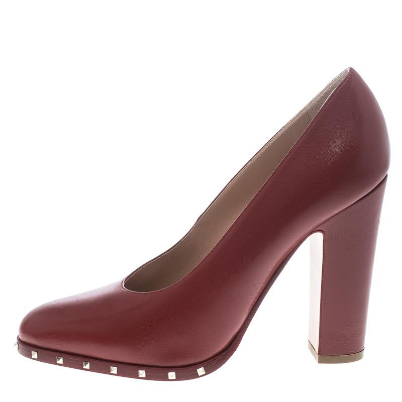 You're ready to conquer the world with these ravishing red pumps from Valentino. The Soul pumps are crafted from fine leather and come with an 11 cm block heel. The pair also flaunts the signature pyramid studs adorned on the thin platforms and