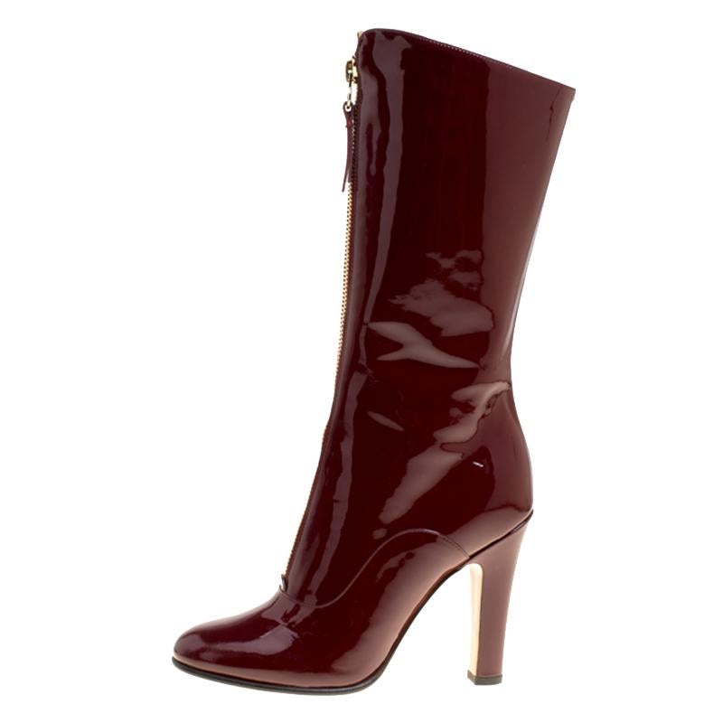 You're ready to conquer the world with these ravishing mid calf boots from Valentino. These crimson red beauties are crafted from patent leather and come with a 10.5 cm block heel. They flaunt round toes, a gold zip detailing in the centre and