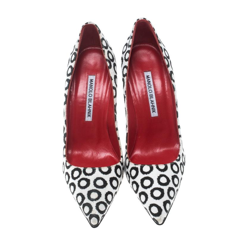 Solve all your shoe hassles by wearing this pair of lovely pumps, that have been created from the canvas in a monochrome hue featuring an intriguing circle print. They come with pointed toes and 10 cm heels. You're sure to feel your best while