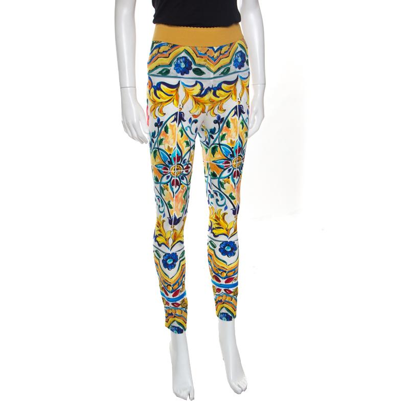 It's time to glam up your style quotient with these ravishing skinny pants from Dolce and Gabbana. These Italian pants are made of a silk blend and shine with a Majolica print all over them. Featuring a flattering silhouette, they come equipped with