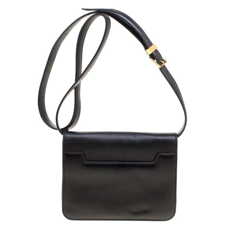 This Natalia crossbody bag from Tom Ford is here to end all your fashion woes, as it is striking in appeal and utterly high on style. It has been crafted from leather and designed with a flap that has a large turn lock carrying the signature TF. The