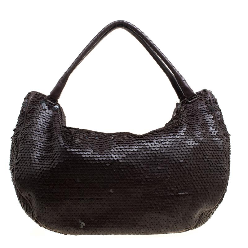 We are swooning over this beautiful hobo. Crafted from leather, this hobo from Bottega Veneta is designed with artistic style details and high attention to craftsmanship so that it may assist you with durability. The exterior of the bag is covered