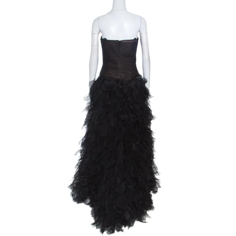 Gorgeous and very stylish, this gown is indeed a matchless creation from the house of Tadashi Shoji. The black strapless gown is made of a blend of fabrics and features an artistic silhouette. It flaunts an embroidered bodice and a tulle faux