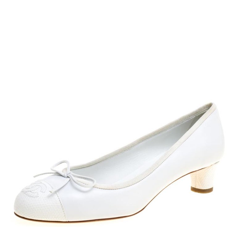 Chanel White Leather Bow CC Cap Toe Pumps Size 37.5 For Sale at 1stDibs