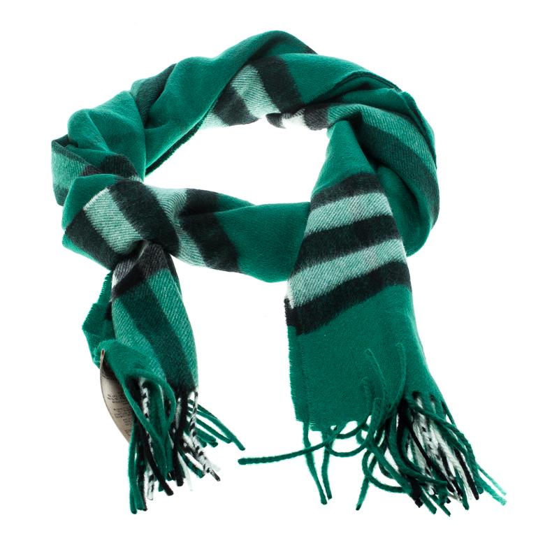 This muffler from Burberry is not just a winter accessory to keep you warm but is also a chic piece to style your ensemble effortlessly. Constructed in emerald green cashmere, this muffler features the signature Novacheck all over and is complete