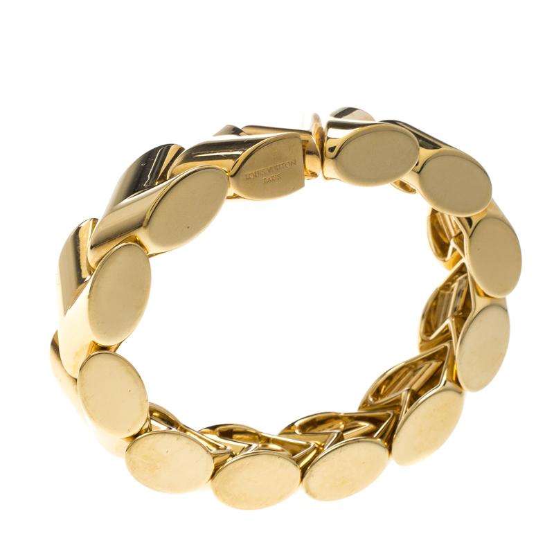 The chunky gold-tone body of this pretty Unchain V bracelet from Louis Vuitton wraps snugly around your wrist lending you an elegant and fashionable feel. It is constructed in a beautiful structure and features a V letter on the front face. Complete