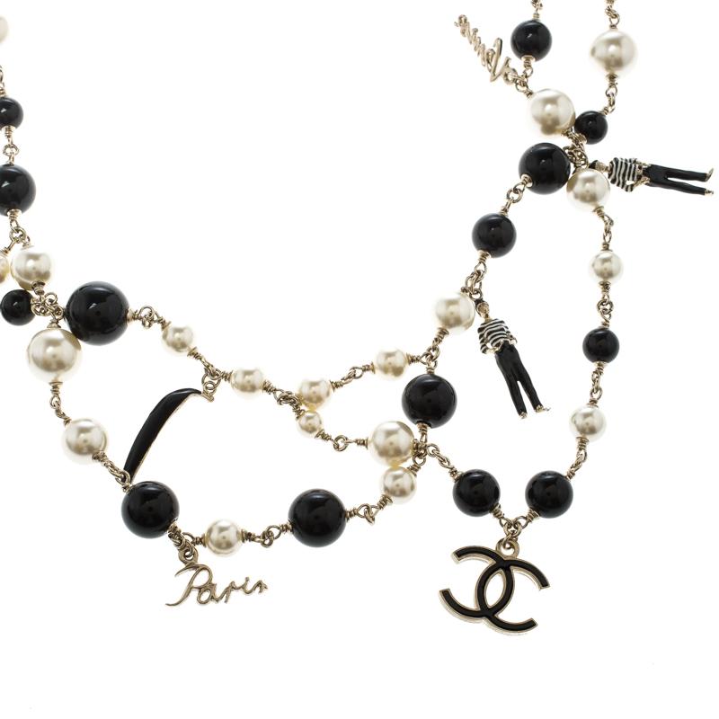 Meticulously crafted from gold-tone metal, this elegant and chic necklace by Chanel is an exquisite piece worth possessing. Brimming with high creativity, the design involves a long string adorned with faux pearls, black beads and a lobster clasp.