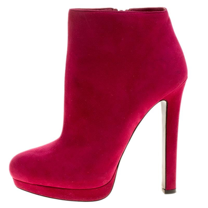 These Alexander McQueen ankle boots are sure to be your favourite for the season. Designed from a vibrant fuschia suede body, this pair is set on a platform sole and features slender heels. It is secured with a side zip closure that ensures a snug