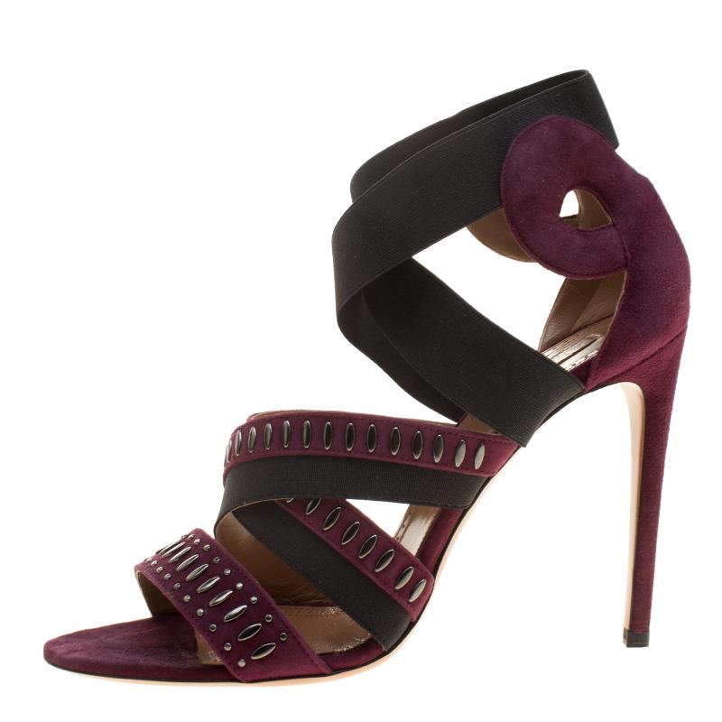 Featuring a lush studded design, this pair of sandals from the house of Alaia Bordeaux is designed to mirror a lush look of feminine grace. The shoes are designed carefully using suede that has been twisted into a smart cross-strap style and