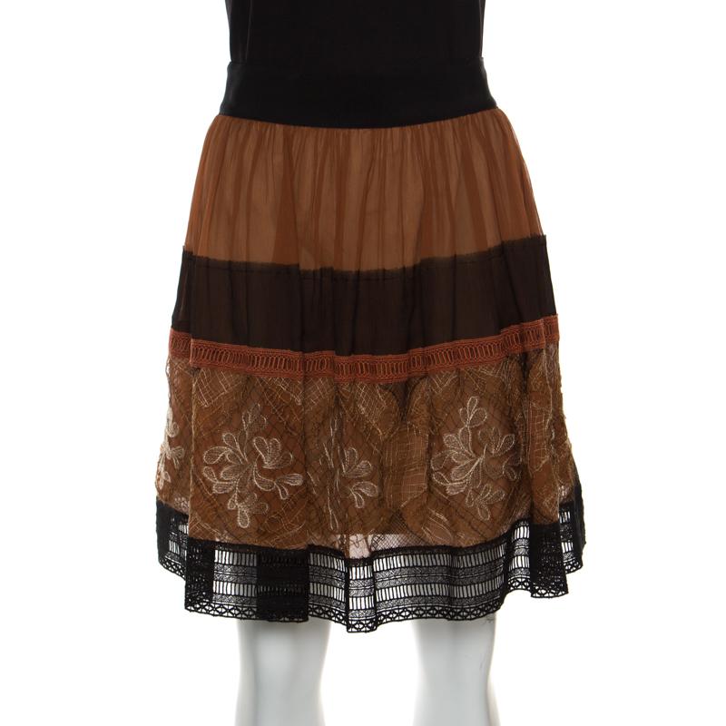 This eye-pleasing and feminine skirt from Alberta Ferretti is a breezy creation that can be flaunted on multiple events. Cut from silk, the skirt has a gathered waistline and lace panels. This slightly A-line skirt is styled in a colourblock design.